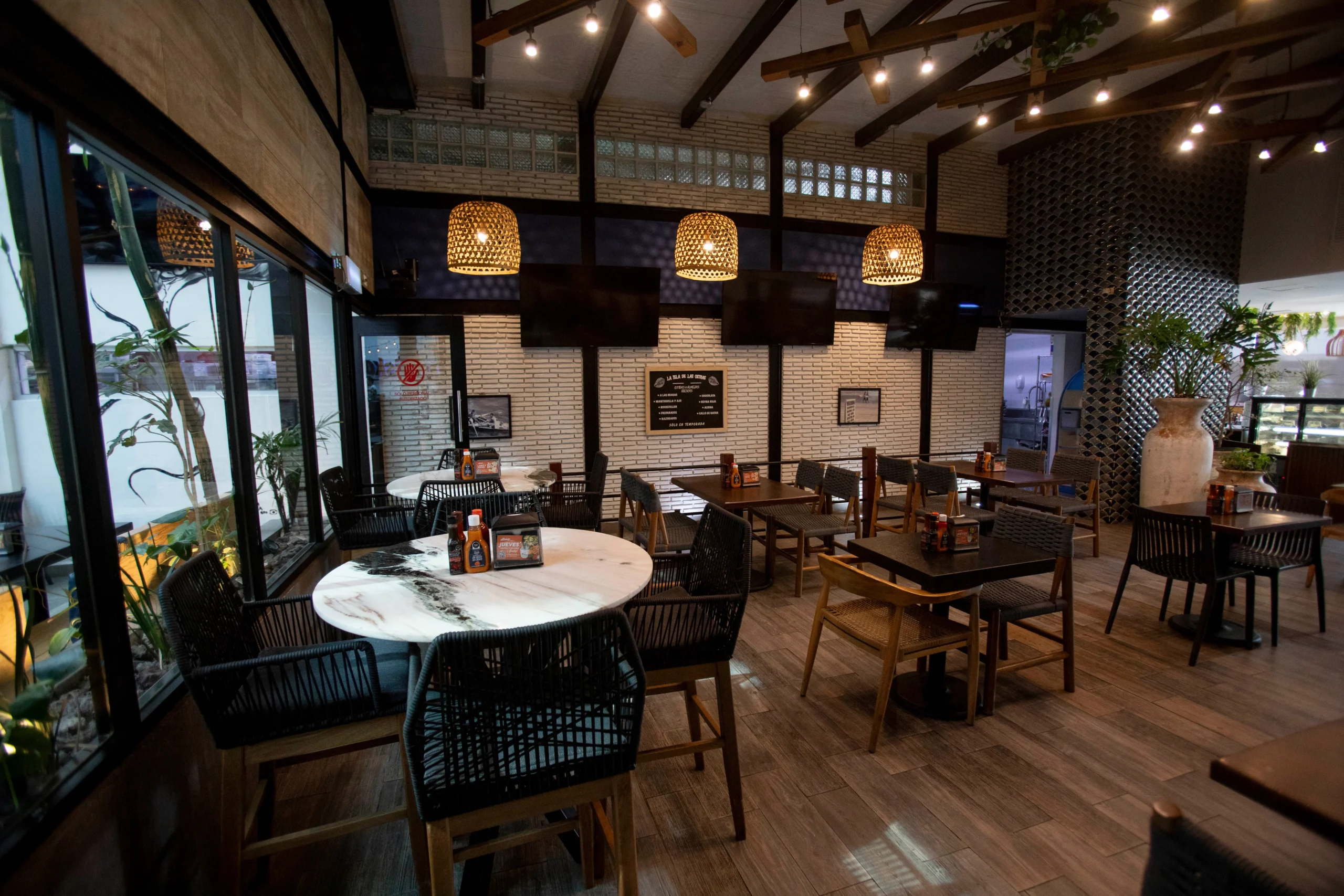 hay un gran comedor con muchas mesas y sillas