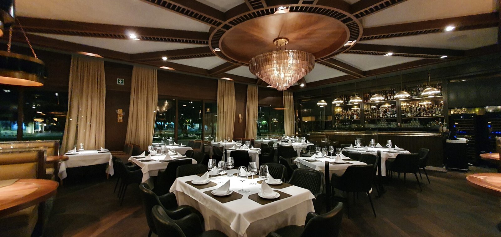 un restaurante con un gran chandel