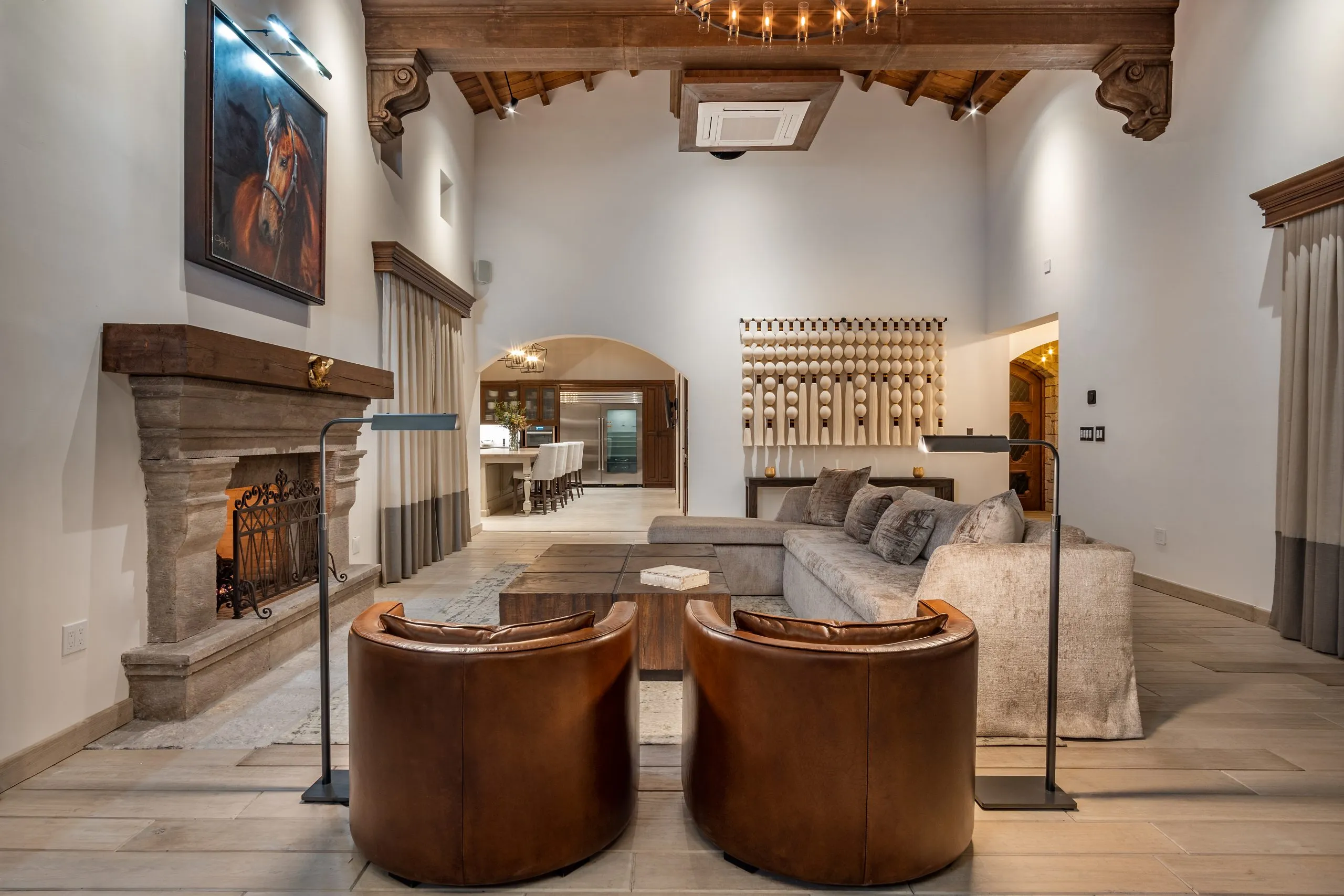 hay dos sillas en medio de una sala de estar