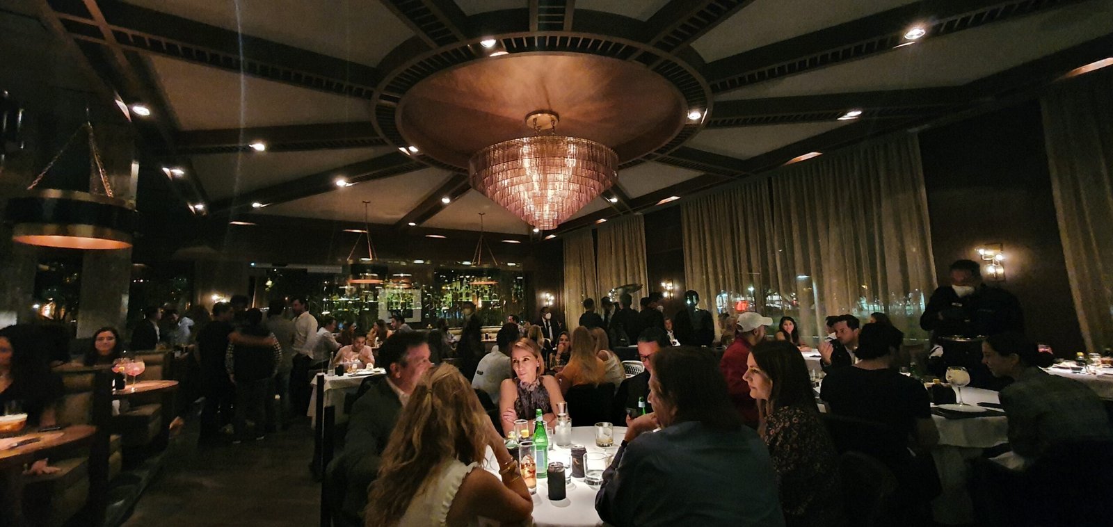 una gran habitación con un techo y un chandel