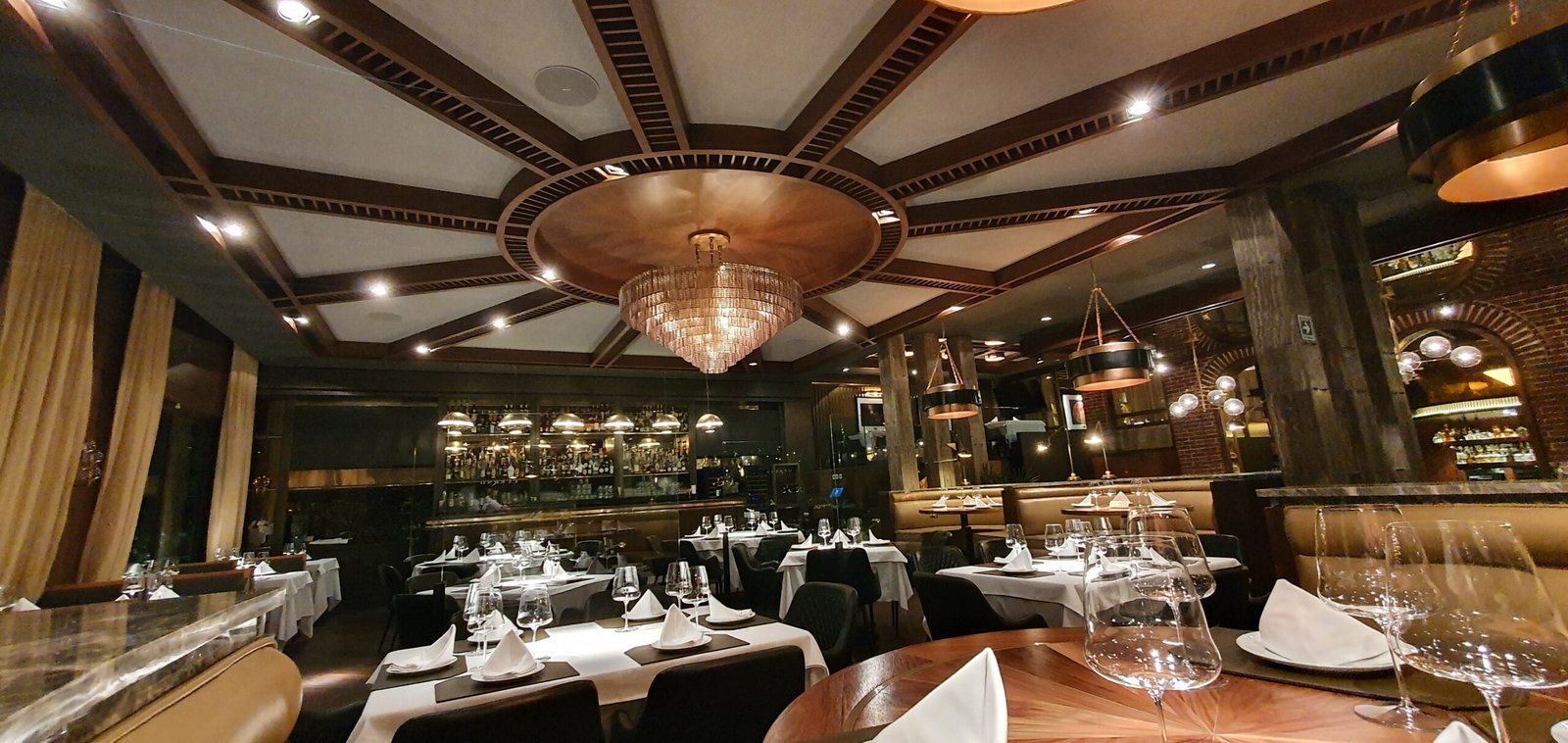 un restaurante con un chandel