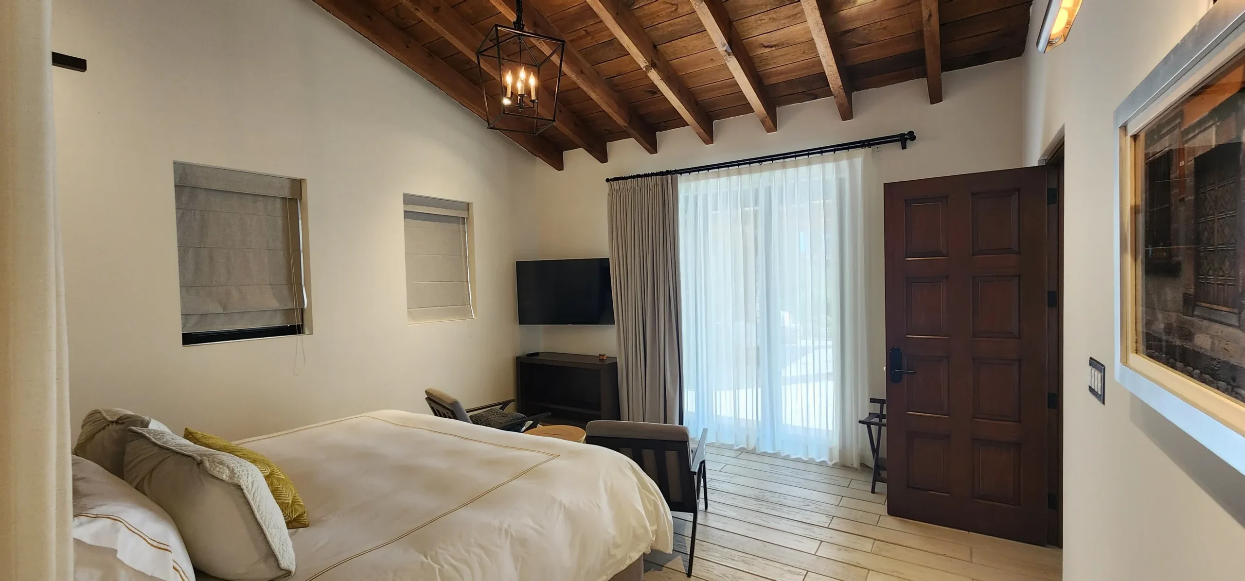 hay una cama y una silla en una habitación con una puerta