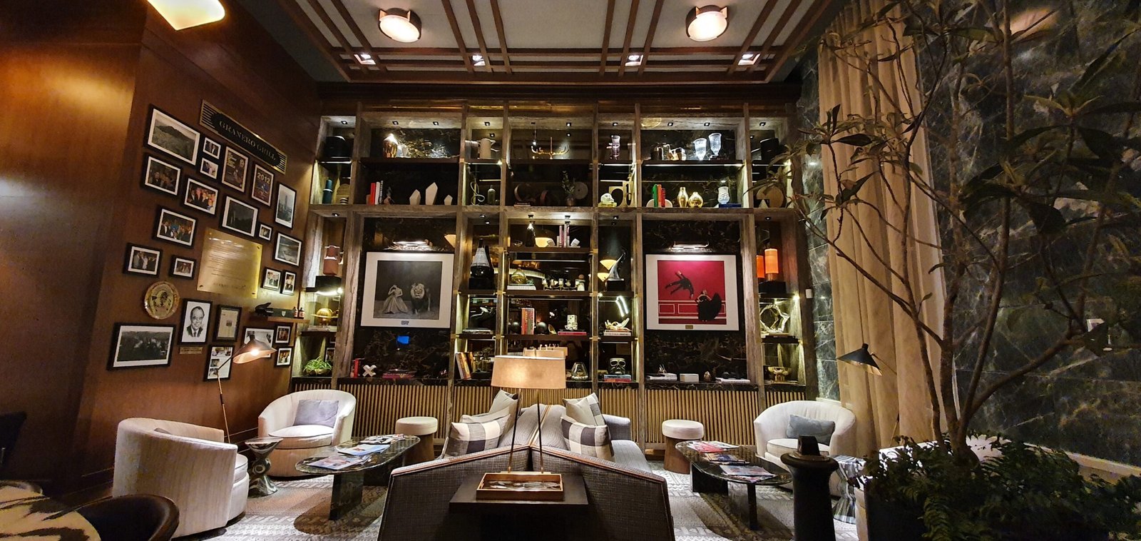 una sala de estar con un montón de muebles