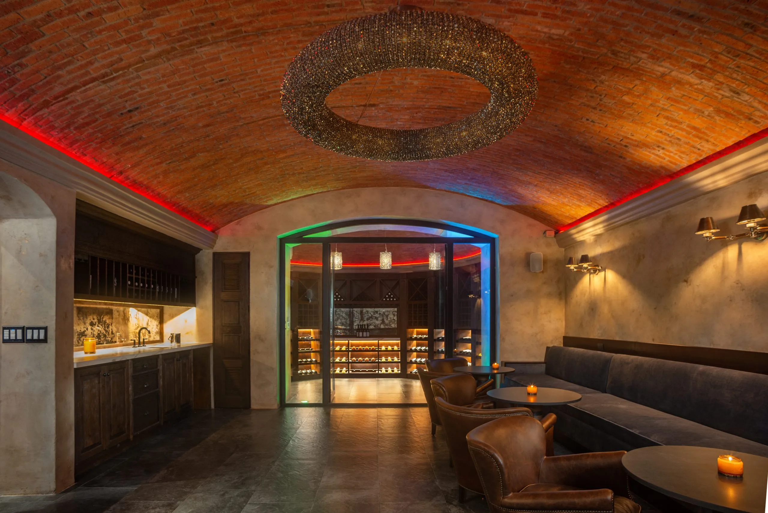 hay una habitación con un sofá mesas y un bar