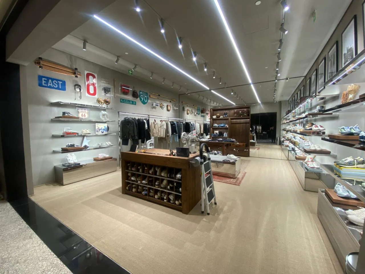 vista arafed de una tienda con un montón de estantes y ropa