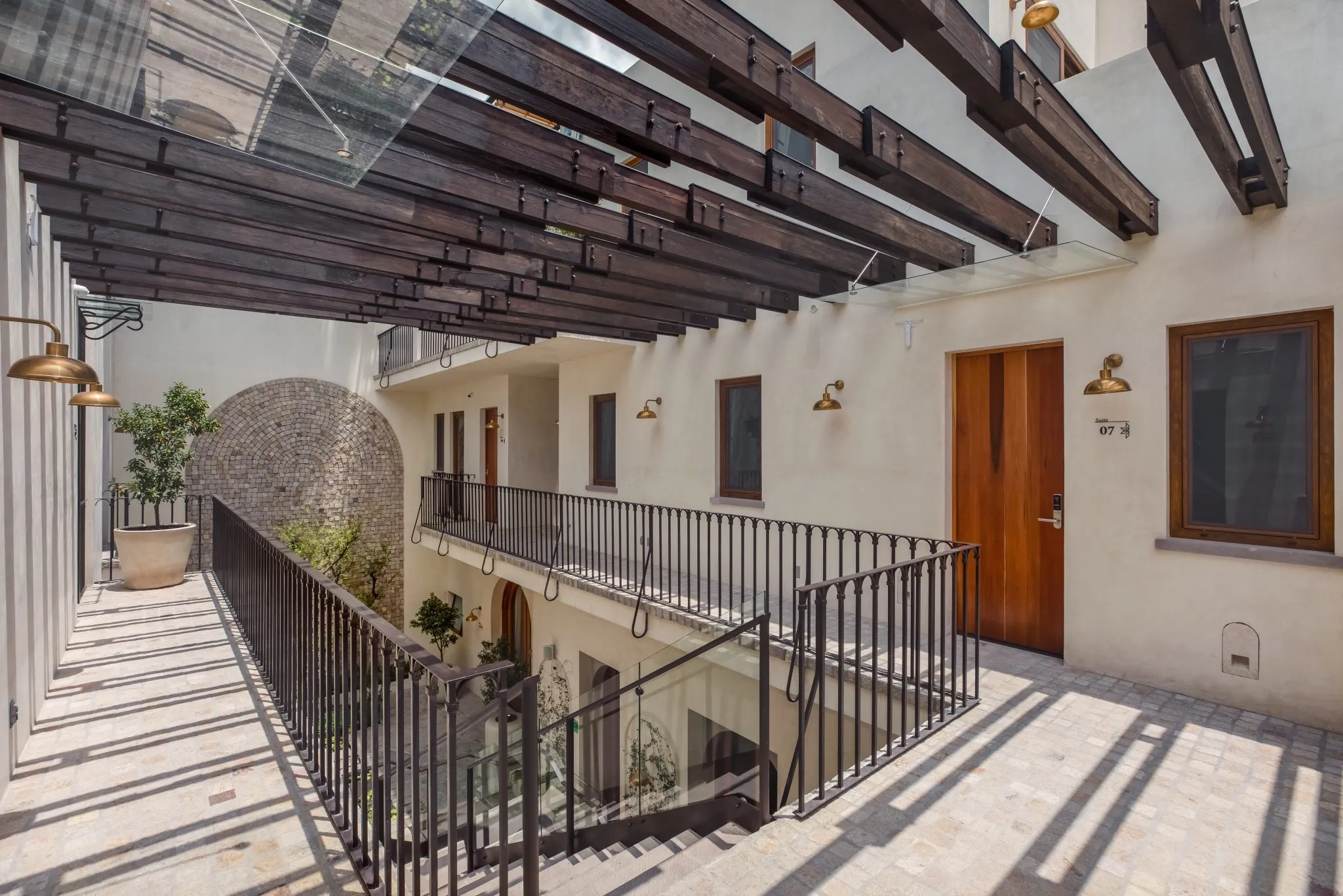 hay un balcón con una barandilla y un balcón con una puerta