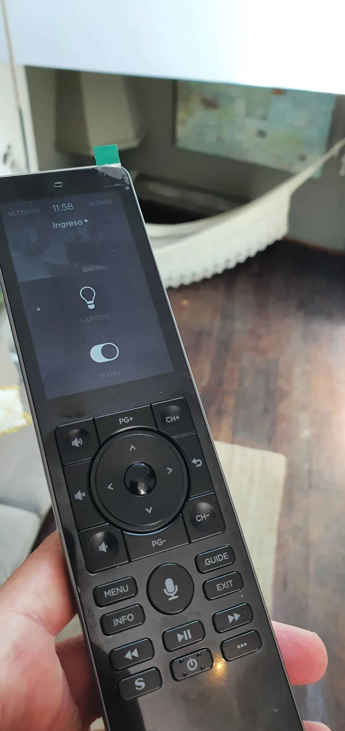 alguien está sosteniendo un control remoto en su mano en una sala de estar