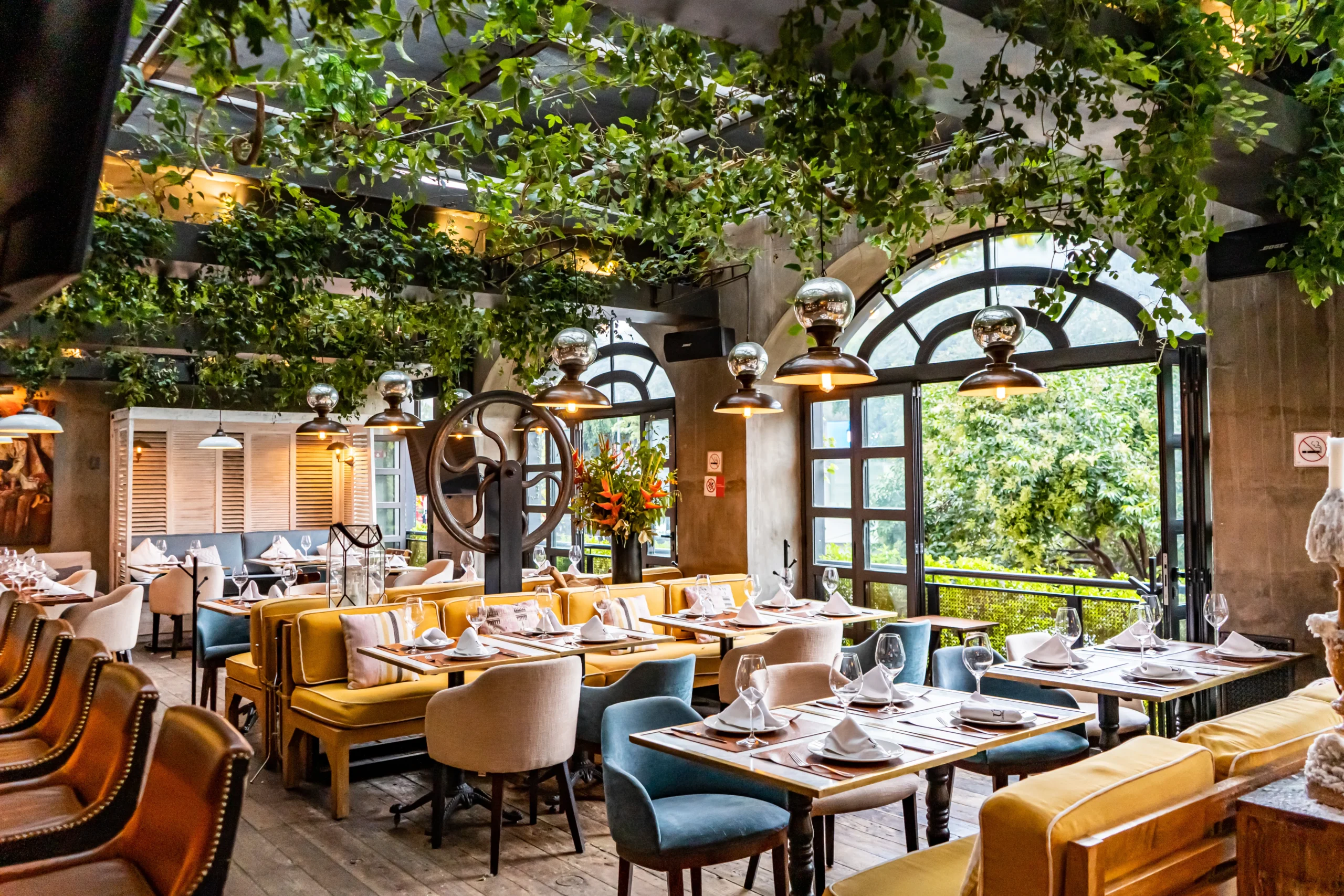 hay un restaurante con muchas mesas y sillas