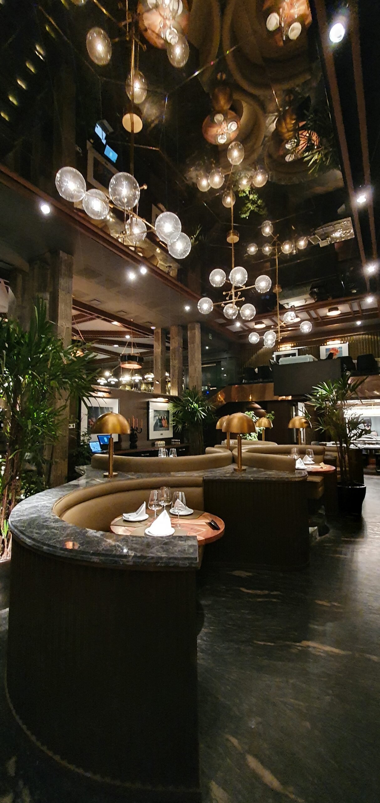 un restaurante con una gran mesa y sillas