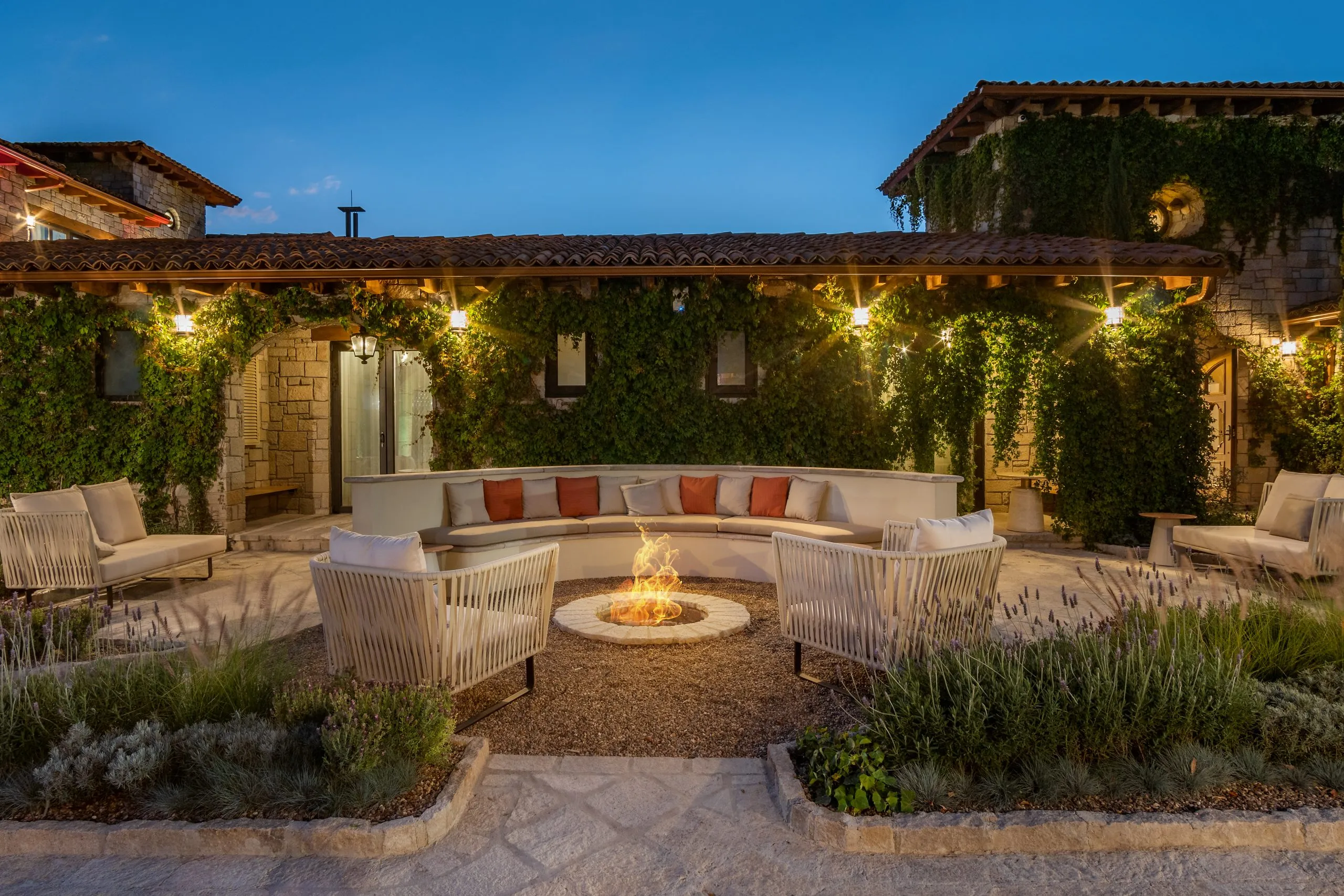 patio arafed con un fogón y zona de estar por la noche