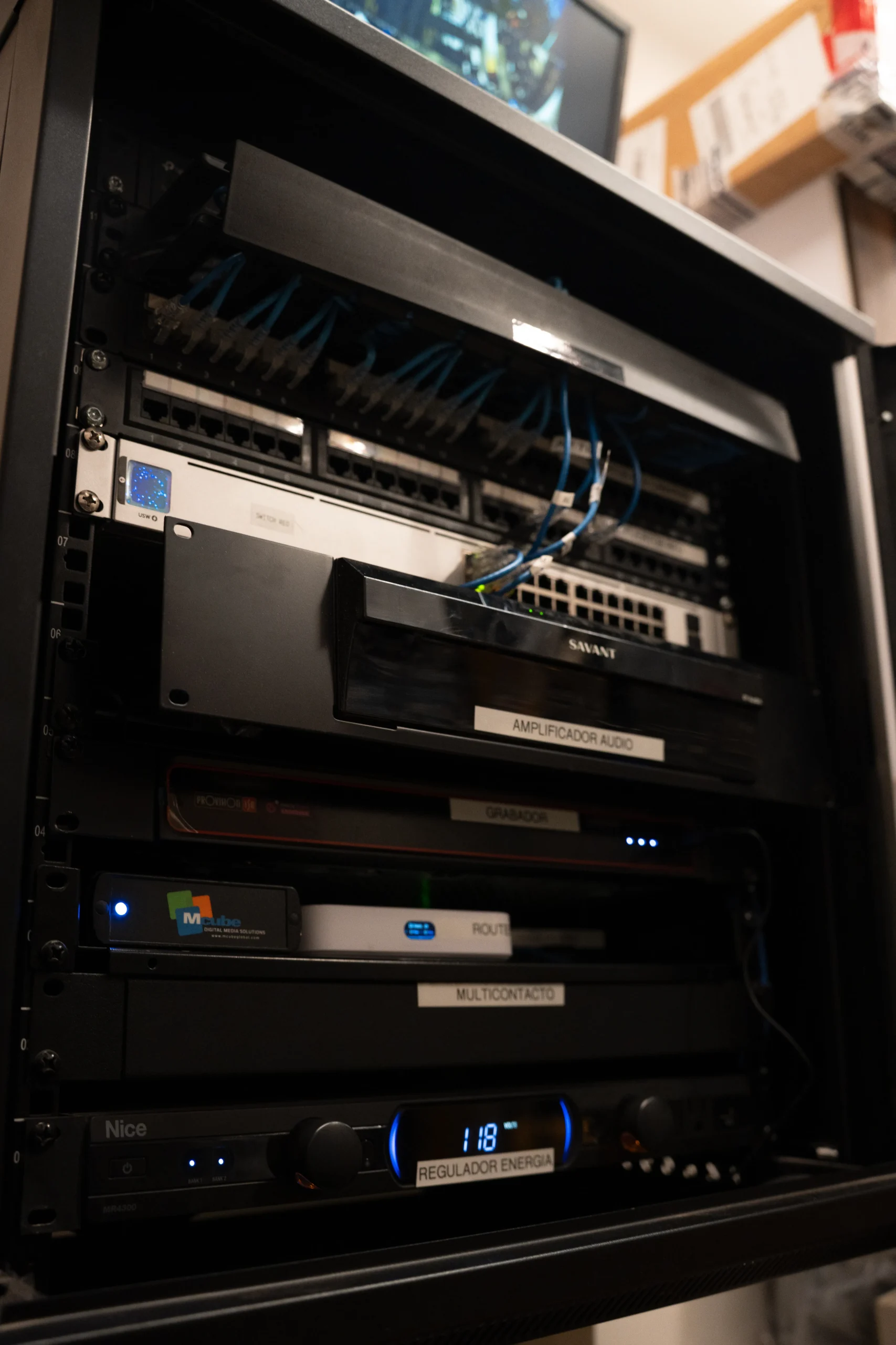 un primer plano de un rack con un montón de electrónica en él