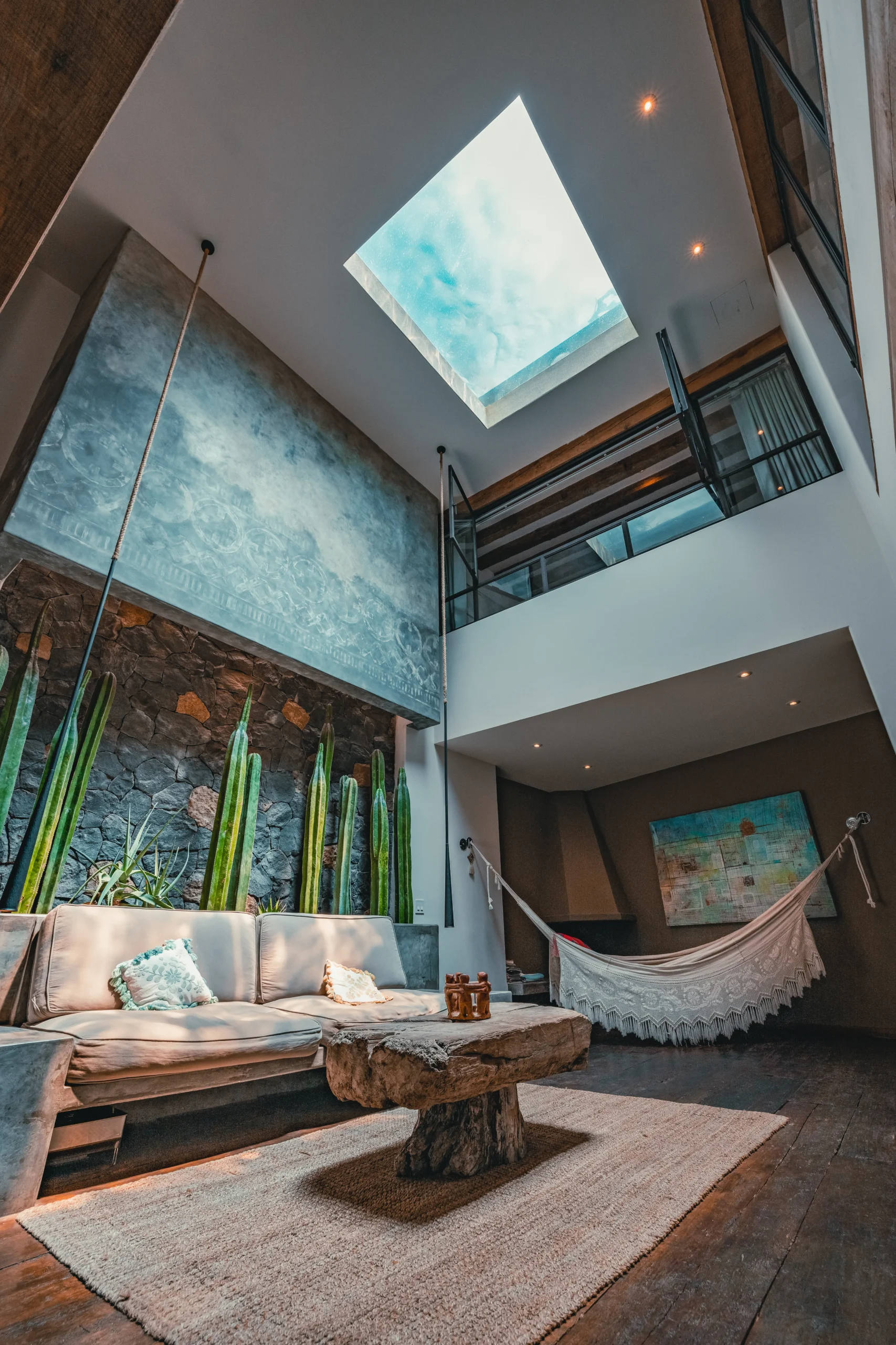 sala de estar arafed con una hamaca y un sofá