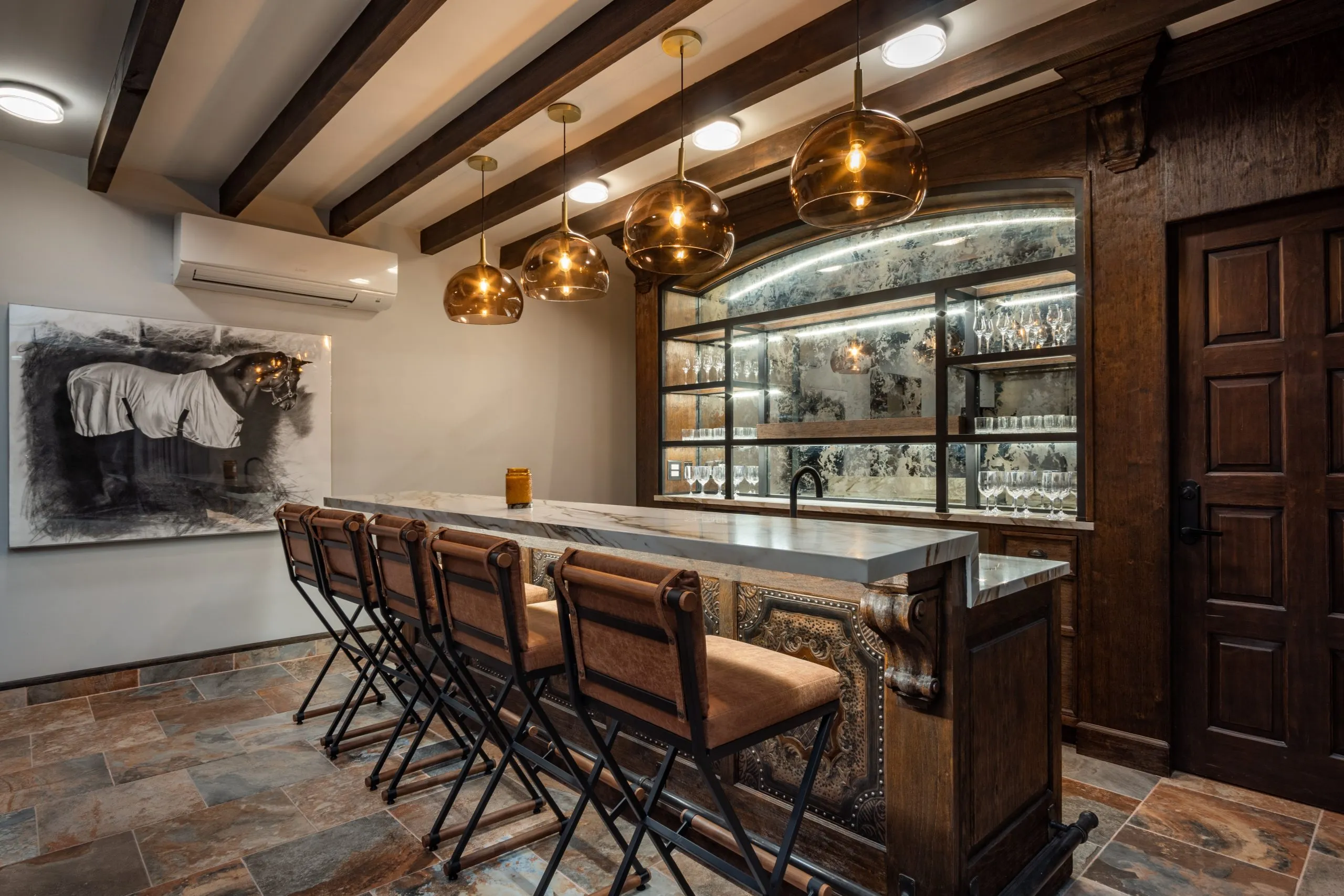 hay un bar con una encimera de mármol y sillas