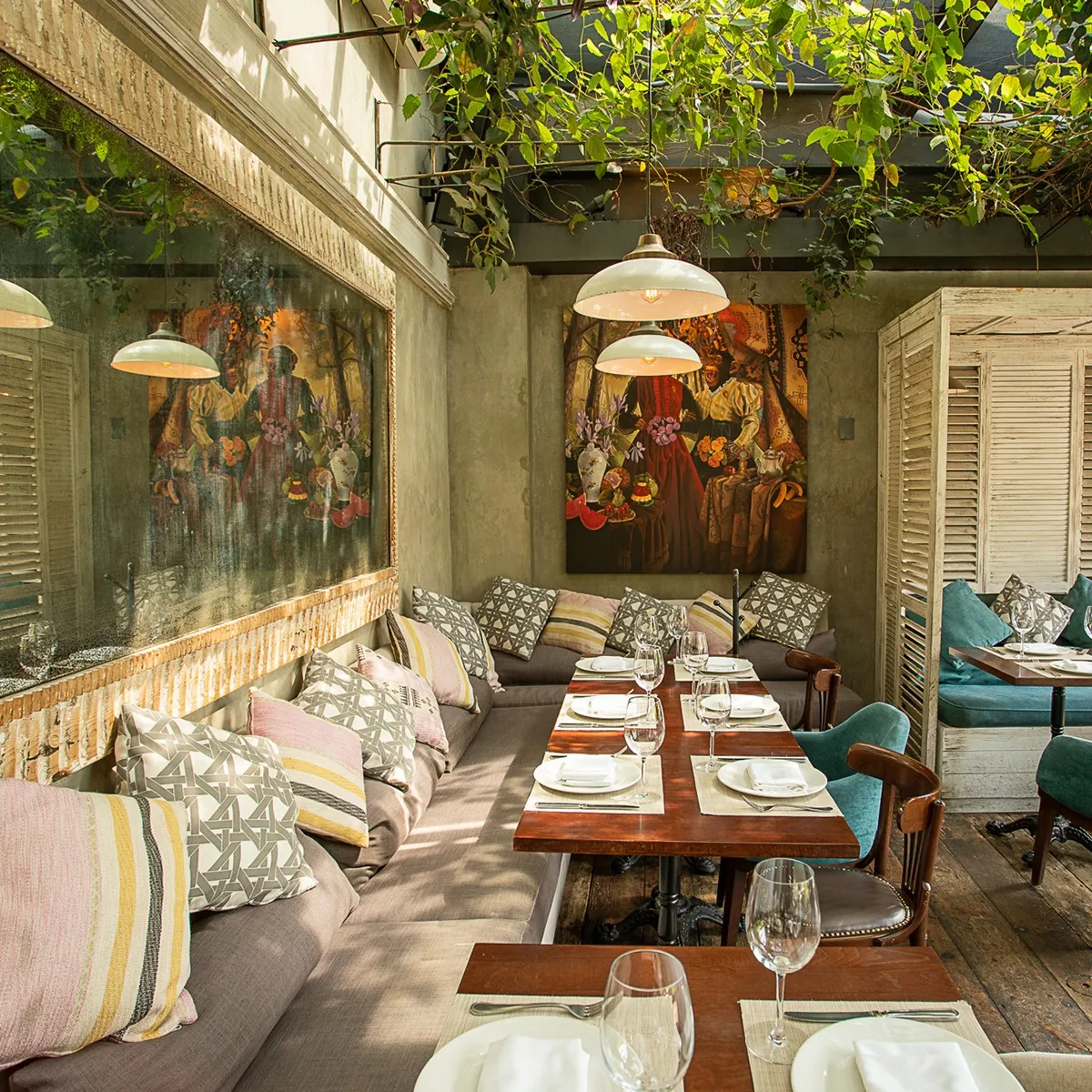 hay una mesa con la configuración del lugar y la configuración del lugar en ella