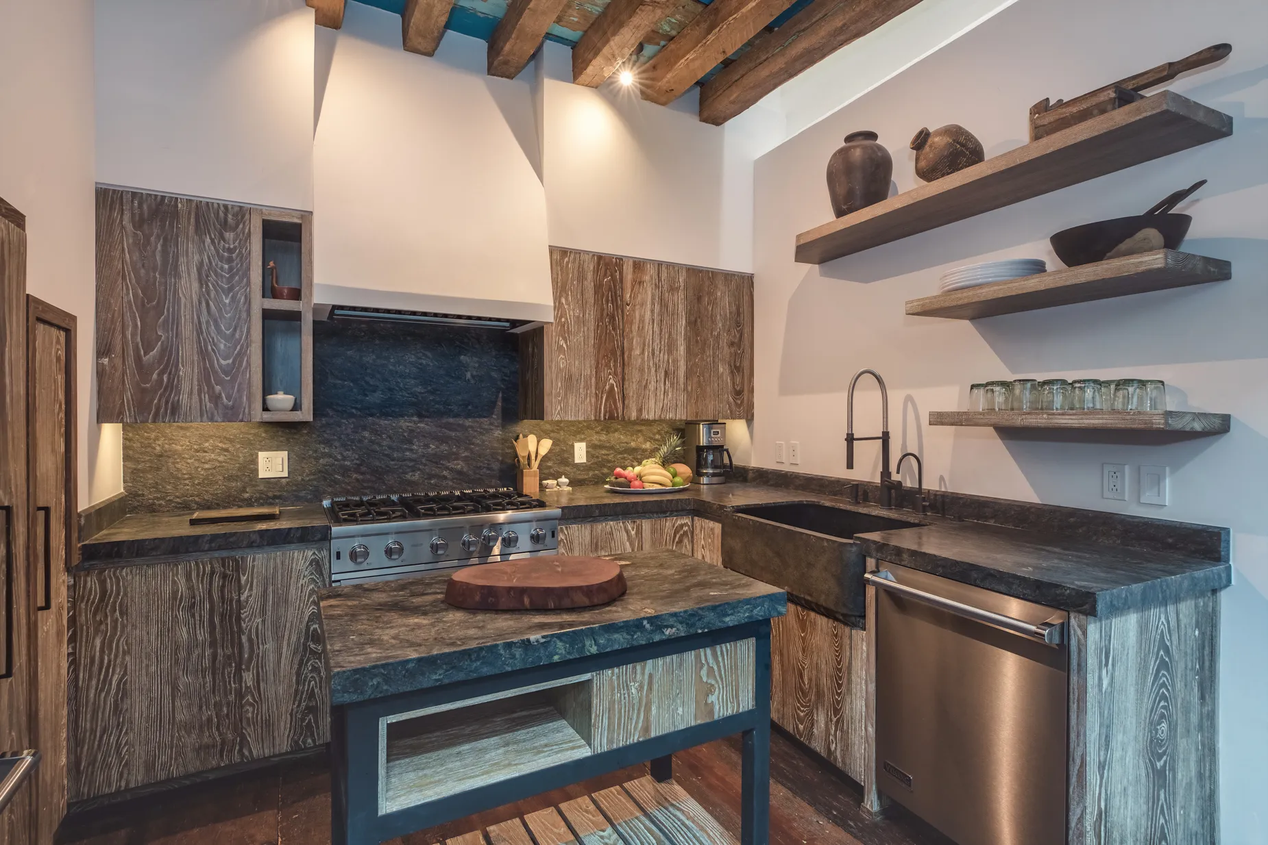 hay una cocina con un mostrador de madera y un mostrador negro