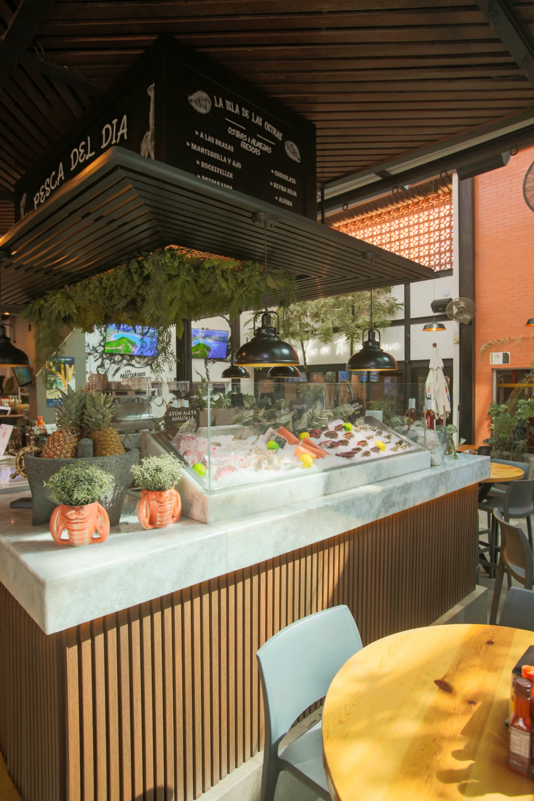 hay una exhibición de comida en un restaurante con mucha gente