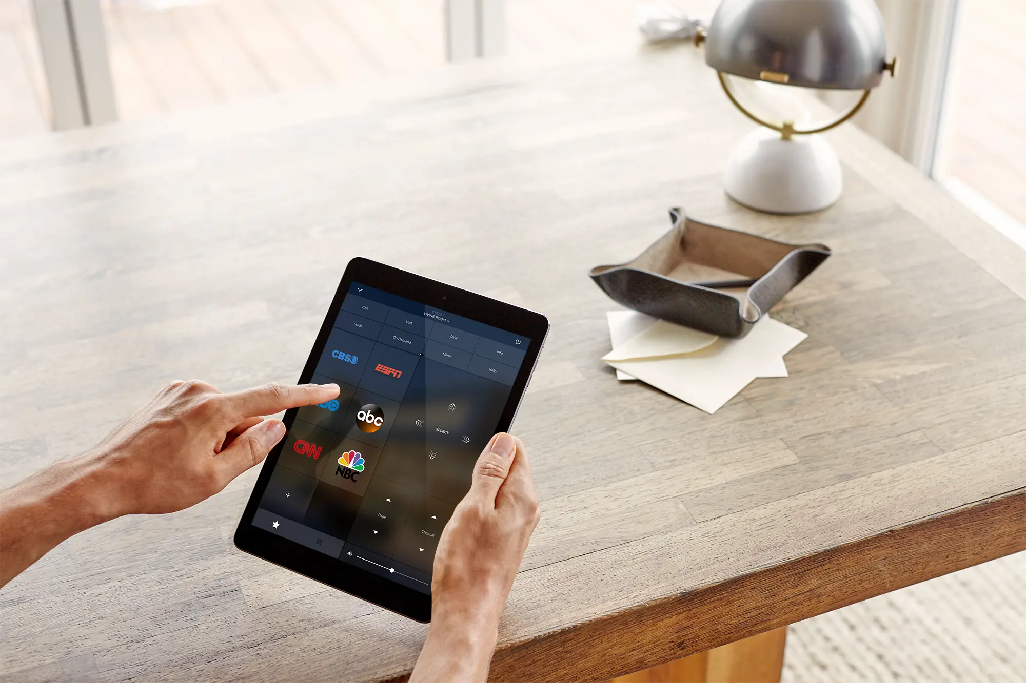 una persona que usa un comprimido sobre una mesa