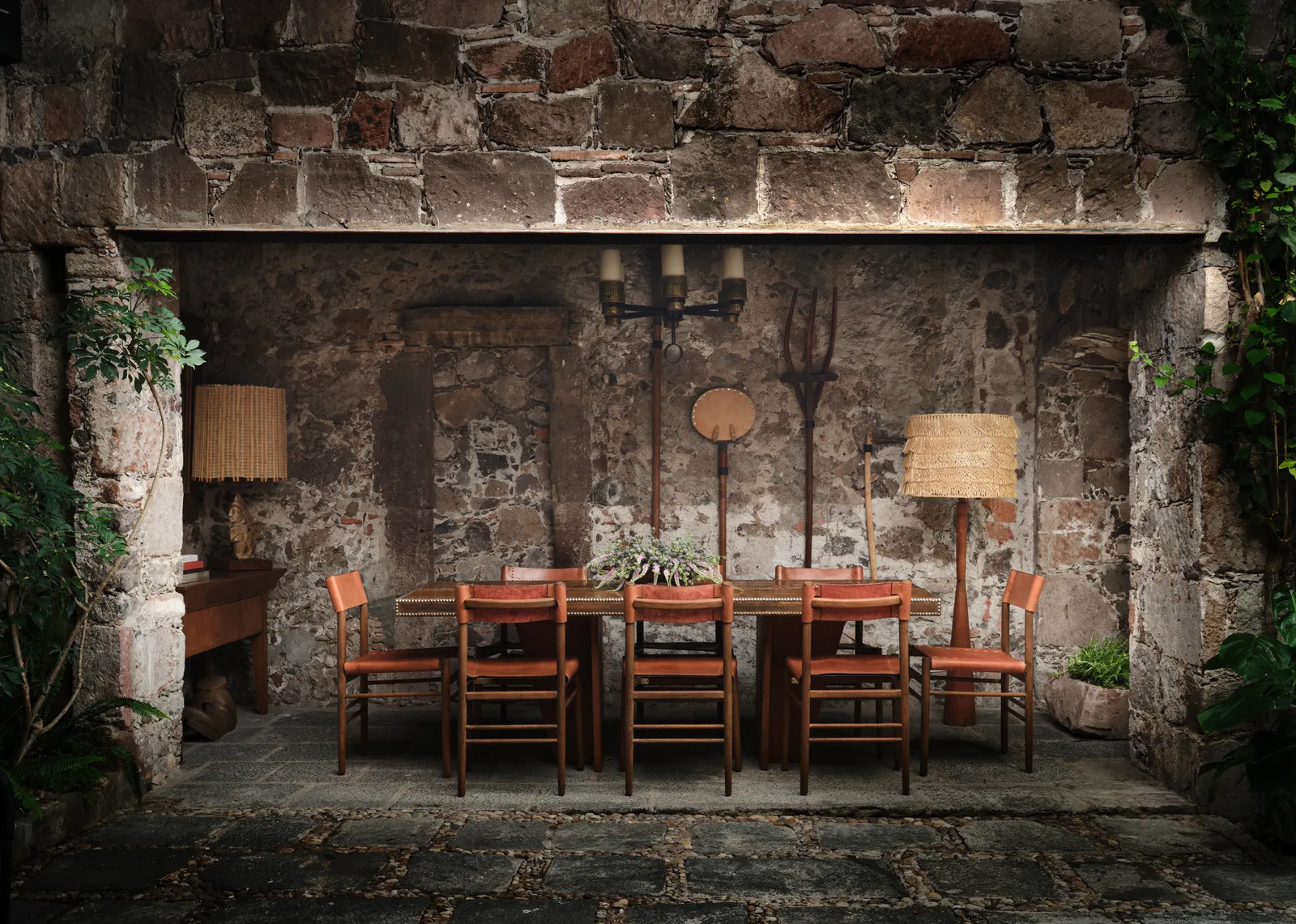 un comedor con una pared de ladrillo y una mesa