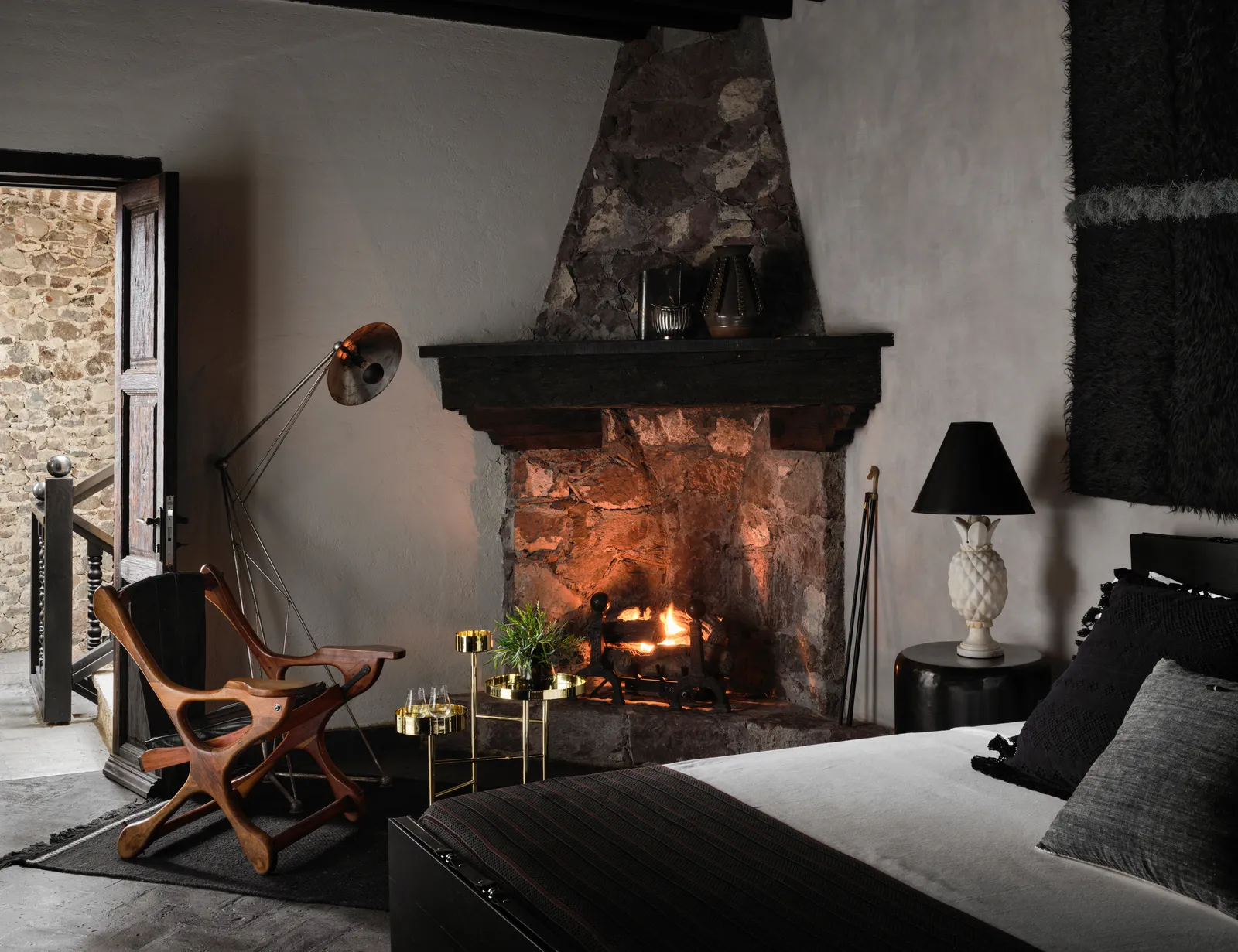 un dormitorio con chimenea y una silla