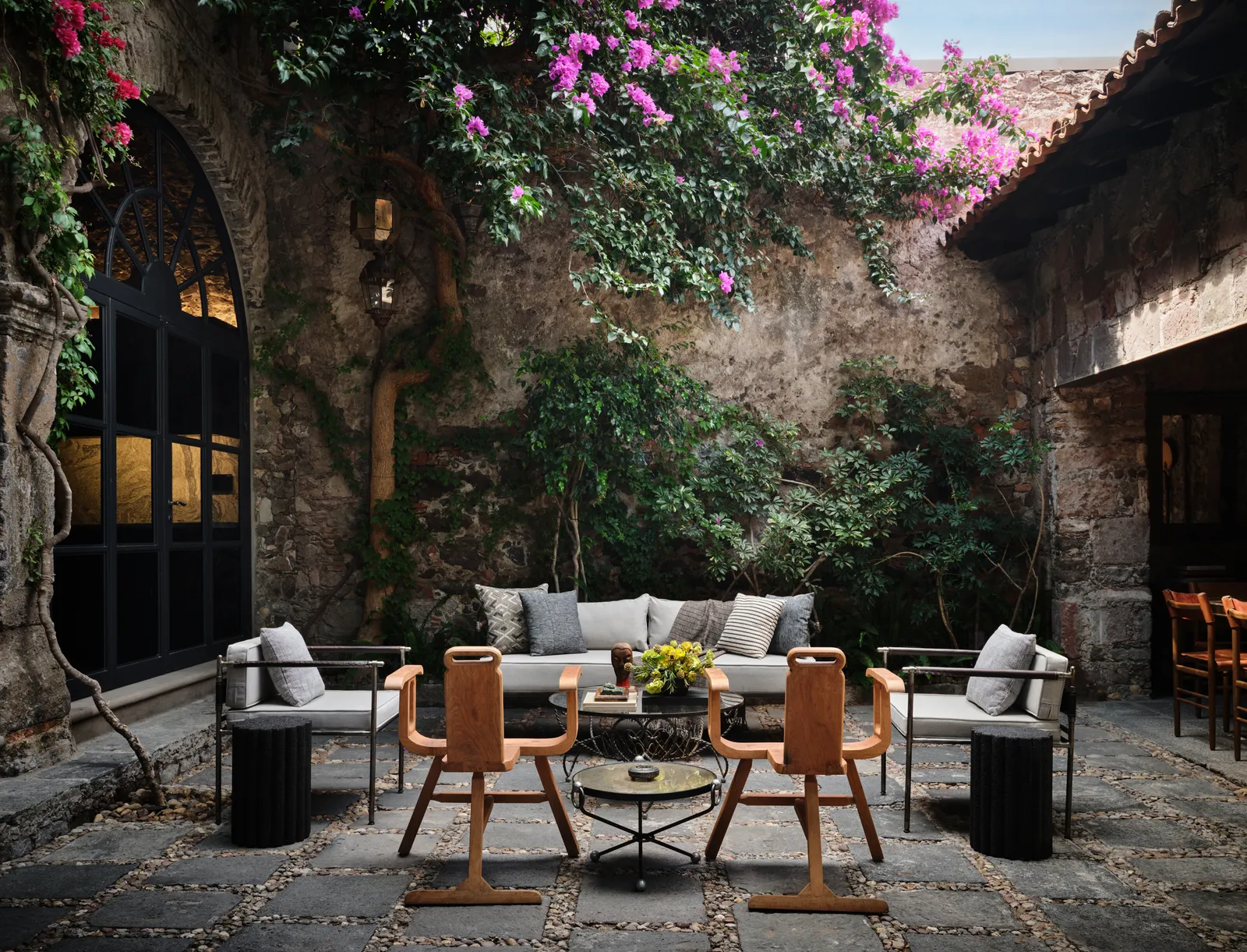 un patio con dos sillas y una mesa