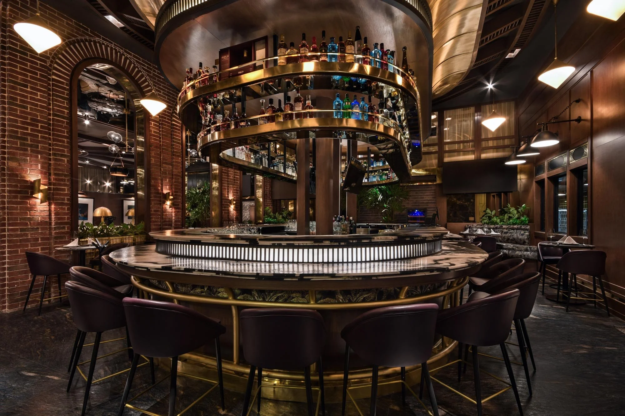 un bar con una mesa redonda y sillas