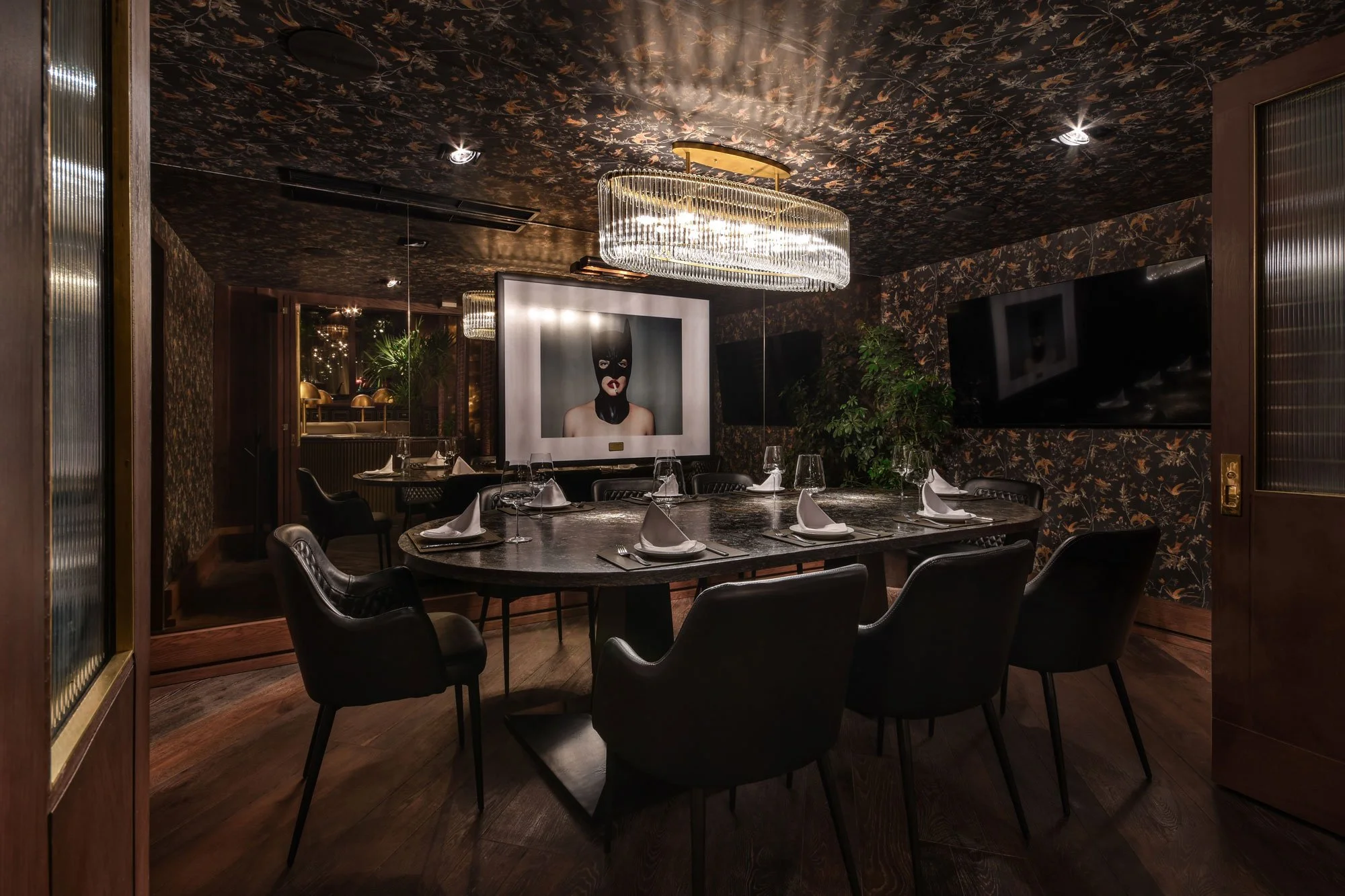 un comedor con una gran mesa y sillas