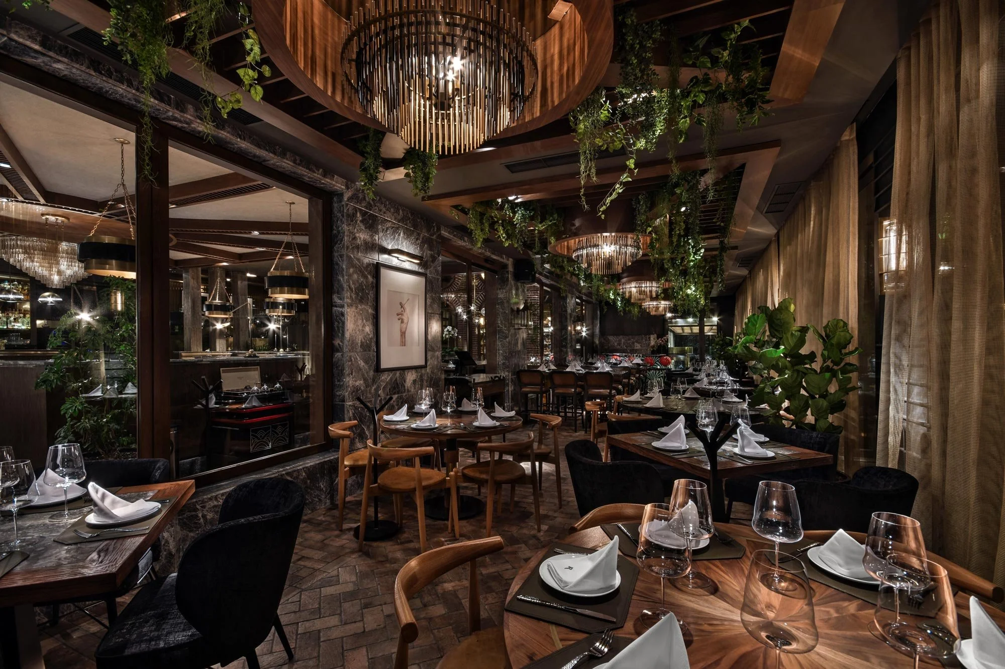 el restaurante del hotel está preparado para la cena