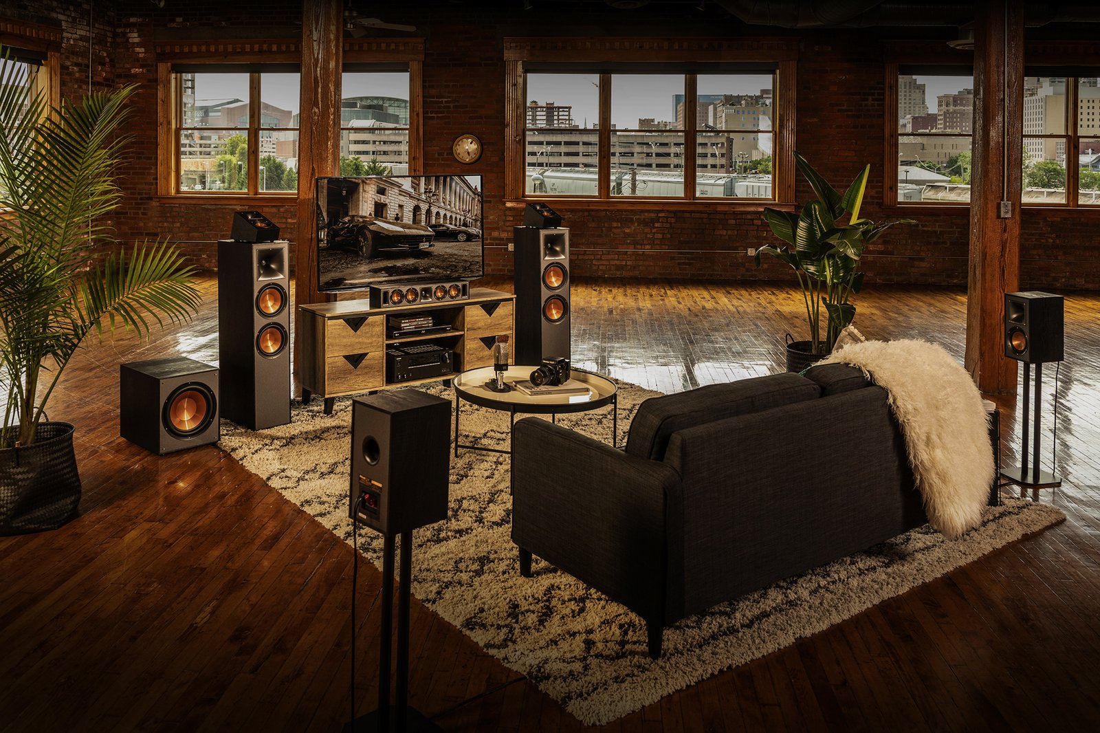 una sala de estar con un montón de muebles y un montón de plantas