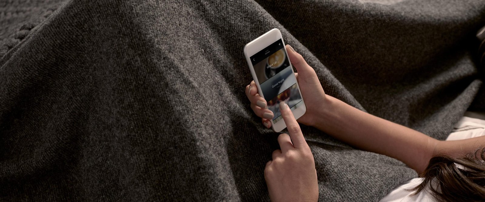 una mujer tumbada en un sofá usando su teléfono