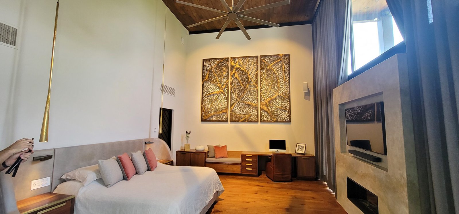 un dormitorio con una cama y un ventilador de techo