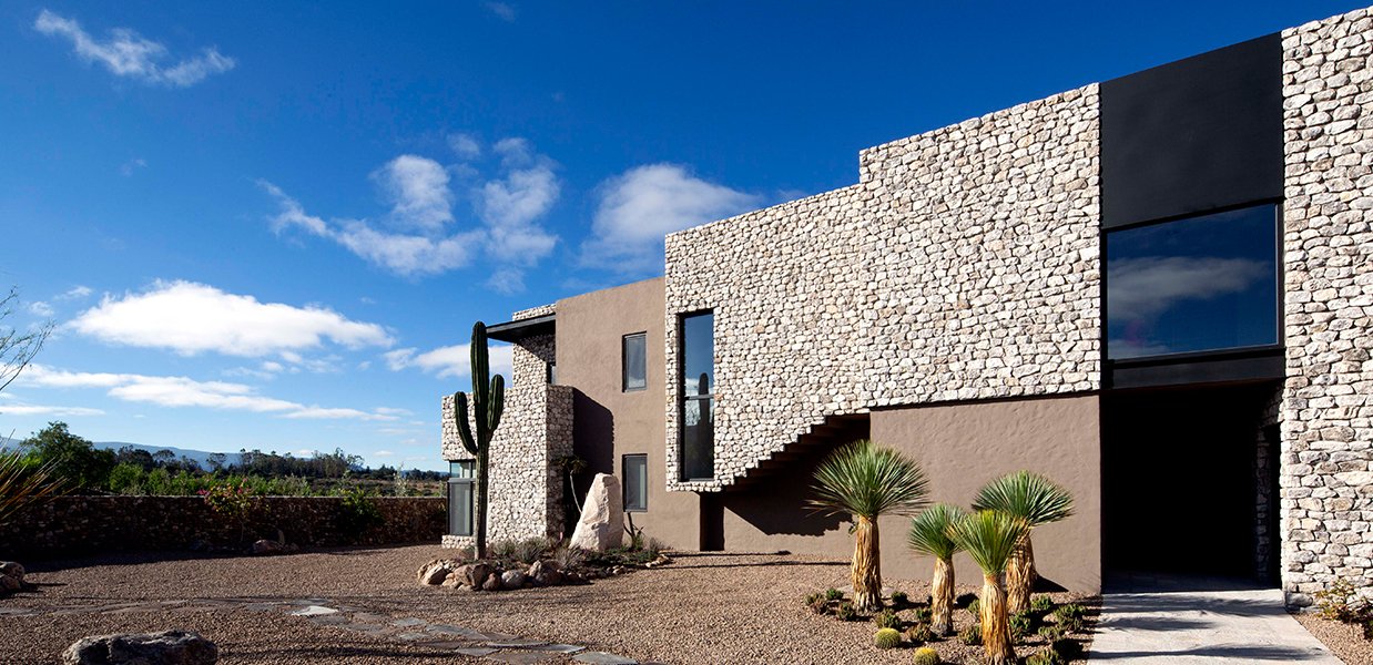 hay un edificio de piedra con una escalera que conduce a la puerta principal